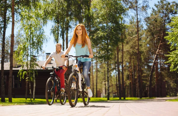 Familia alegre montar en bicicleta juntos — Foto de Stock