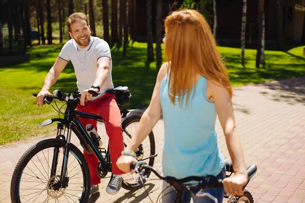 Homem feliz andando de bicicleta com sua esposa — Fotografia de Stock