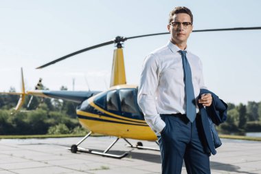Yakışıklı genç işadamı alarak helikopter önce poz
