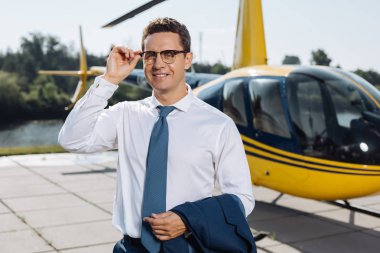 Helikopter pisti incelenirken gülümseyen sevimli Ceo