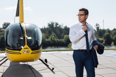 Yakışıklı genç Ceo bir helikopter alanı yürüyüş