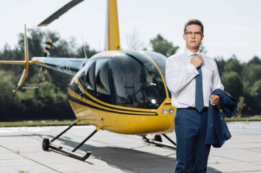 Yakışıklı genç Ceo ayakta bir helikopter pisti