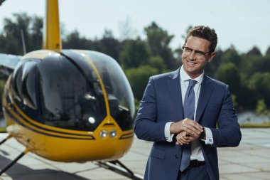 Helikopter pisti anda kontrol ettikten sonra gülümseyerek iyimser Genç Yönetici