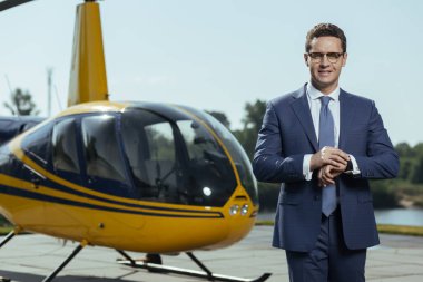 Genç özel ajan görevini zaman kontrol