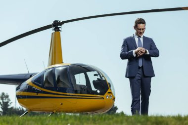 Yakışıklı genç icra zaman uçuş önce sol kontrol