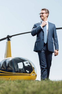 CEO alarak helikopter pisti etrafında bir yürüyüş gülümseyen