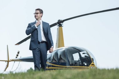 Bir helikopter pisti ayakta büyüleyici özel ajan