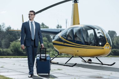 Bir helikopter pisti gelen neşeli genç Ceo