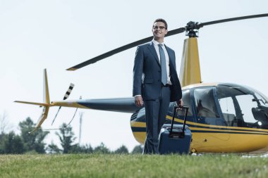 İyimser genç icra heliport bir bavul taşıma