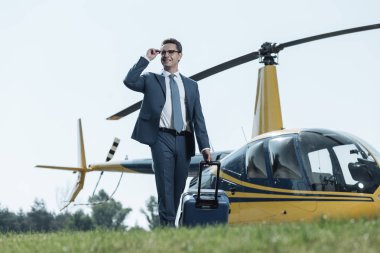 Okuldan ayrılırken, helikopter pisti için bekleyen hoş genç yönetici
