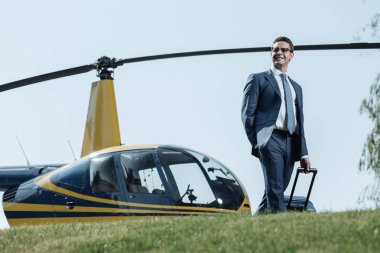 Köylü genç Ceo uçuştan sonra helikopter pisti terk