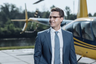 Genç Yönetici heliport İnceleme sırasında yakın çekim