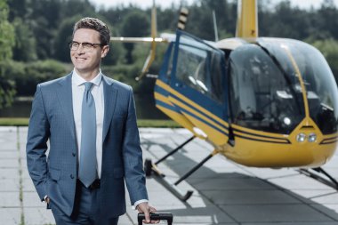 Helikopter pisti terk neşeli genç işadamı