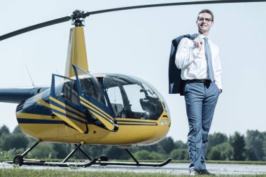 İyimser genç sahibi helikopter ayakta