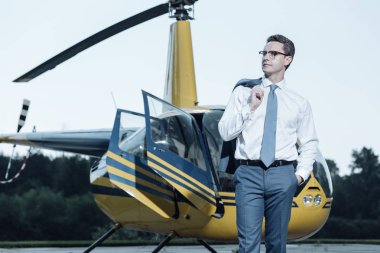 Helikopter pisti poz başarılı helikopter sahibi