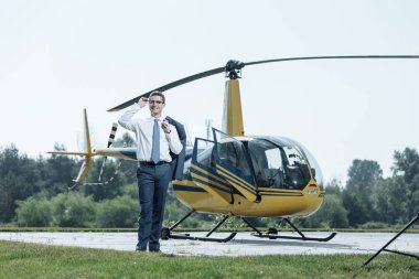 Neşeli genç işadamı özel pilot için bekliyor