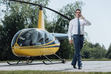 Neşeli genç Ceo arama taksi helikopter pisti üzerinden