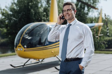 Telefon görüþmesi helikopter pisti yakışıklı genç yönetici