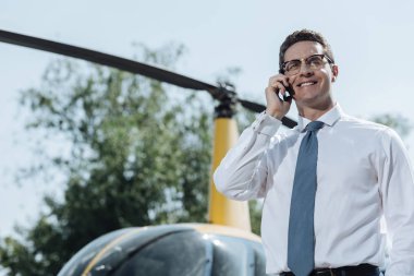 Helikopter pilotu için arama hoş genç işadamı