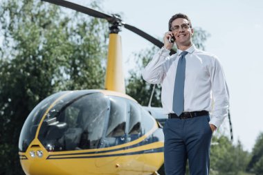 Sevimli genç Ceo arama helikopter pilotu