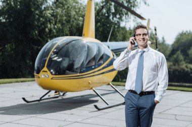 Hoş genç Ceo arama helikopter asker