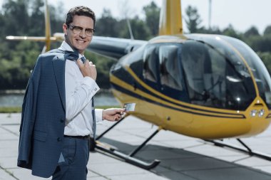 Sadece bir helikopter kiraladım neşeli genç işadamı