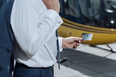 Platin kredi kartı elinde bir işadamı