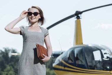 Neşeli kadın Ceo helikopter turu için hazır olmak