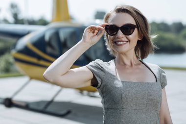 Helikopter pisti, mutlu bir kadın yönetici, yakın çekim