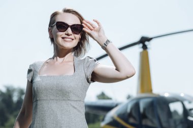 Heliport topraklarının tarama neşeli genç kadın