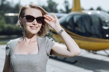 Helikopter pisti teftiş güzel işkadını yakın çekim