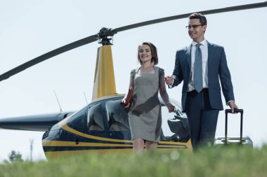 Neşeli kadın ve kocası helikopter pisti terk