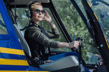 Direksiyon simidi poz kadın helikopter pilotu