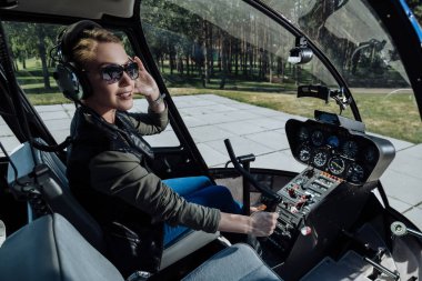 Muhteşem kadın helikopter pilotu olmanın uçuş başlamak üzere