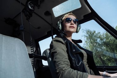 Yolcu için bekleyen büyüleyici kadın helikopter pilotu