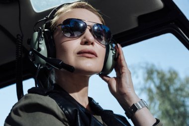 Bir güzel kadın helikopter pilotu kapat