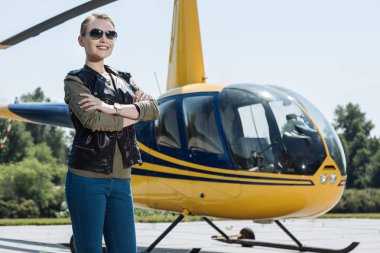 Çok kadın pilotu helikopter poz