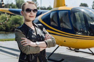 Helikopter pisti poz güzel kadın pilotu