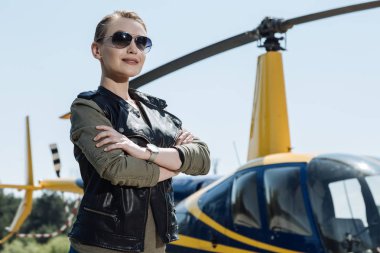 Muhteşem kadın pilot helikopter turu çekmeden önce poz