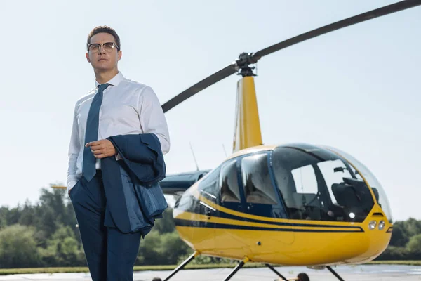 Charmig ung affärsman poserar på en helikopterplatta — Stockfoto