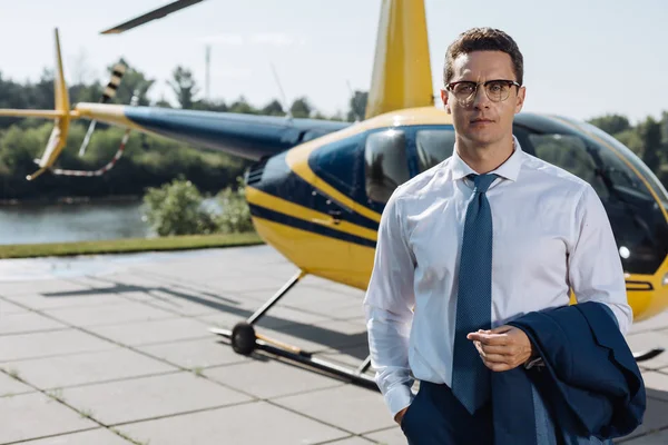 Aangename jonge Ceo bezoeken zijn eigen helikopterplatform — Stockfoto