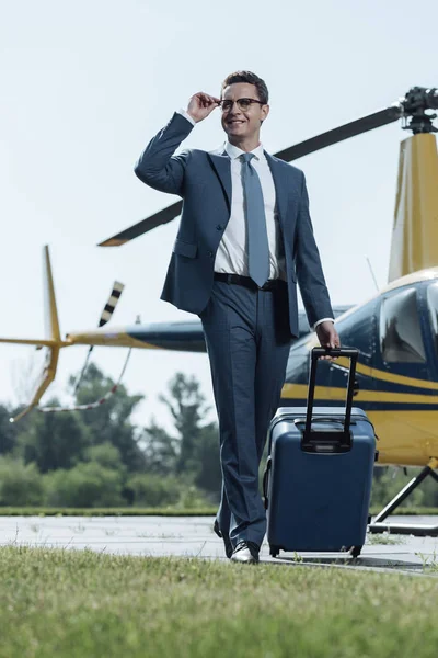 Cheerful young CEO having arrived after flight — Stock Photo, Image