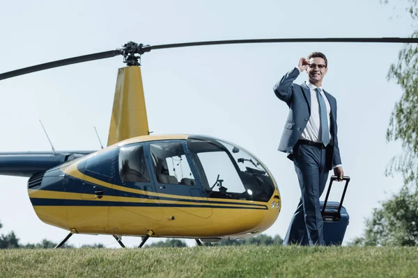 Successful CEO walking away from helicopter after flight — Stock Photo, Image
