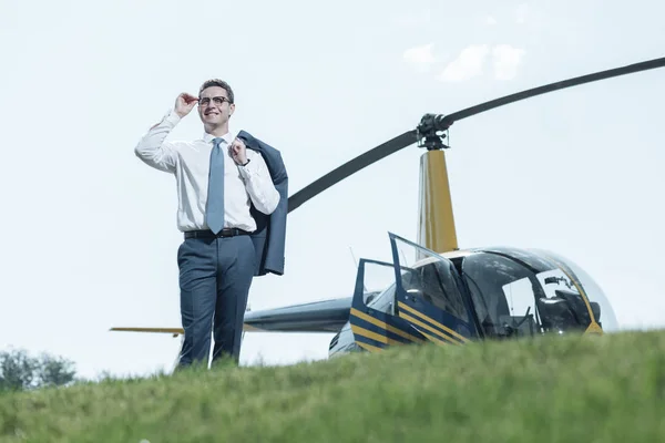 Junger Hubschrauberbesitzer bewundert seinen Hubschrauberlandeplatz — Stockfoto