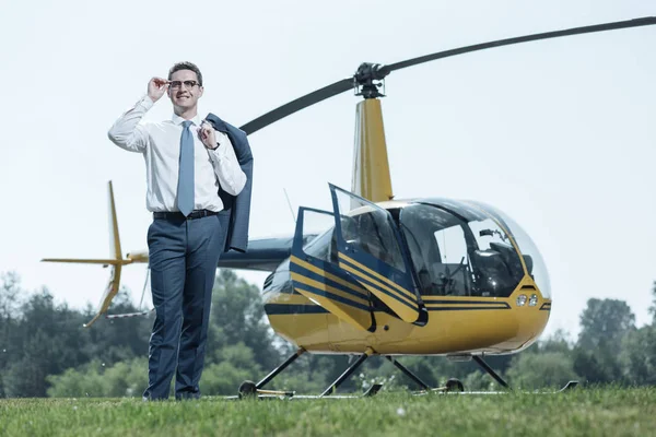 Aangename helikopter eigenaar gieten blikken over helikopterplatform — Stockfoto