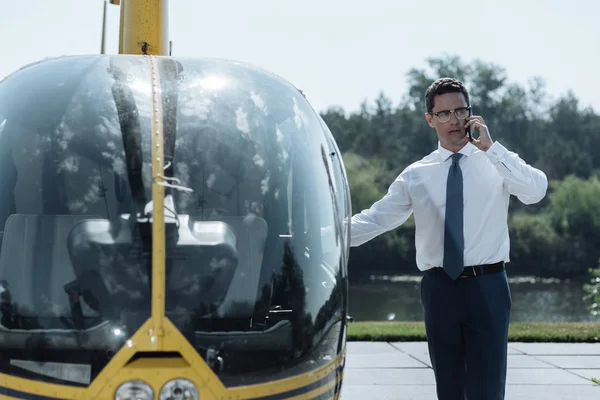 Young police officer opening helicopter door — Stock Photo, Image