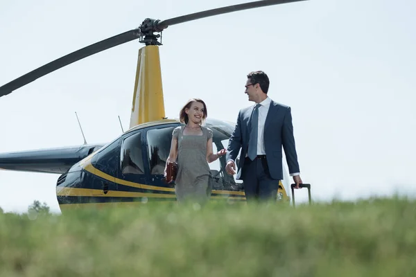 Vrolijke vrouw praten met haar zakenpartner op helikopterplatform — Stockfoto