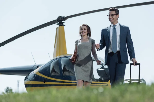 Vrolijke vrouw en haar echtgenoot verlaten helikopterplatform — Stockfoto