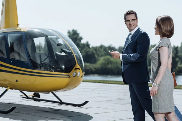 ヘリコプターに乗るのための彼の同僚を誘う明るいビジネスマン — ストック写真