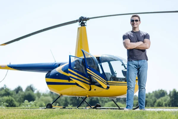 Atletische lucht politieagent poseren voor een helikopter — Stockfoto